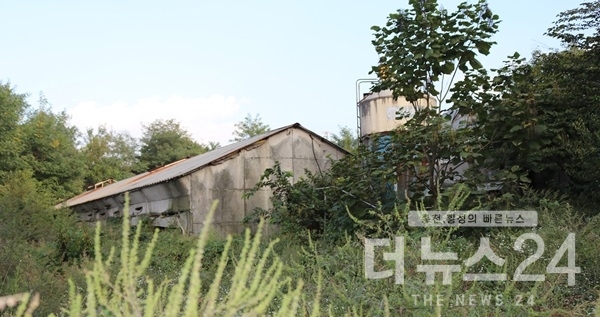 8년째 방치되고 있는 예전 돼지농장 건물이 흉물스럽게 썩어가고 있다 (사진=오주원 기자)