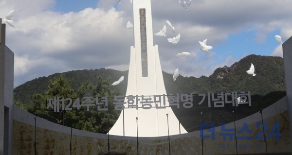 동학혁명군위령탑에 비닐로 만든 비둘기가 날고있다 (사진=더뉴스24)