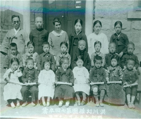 이보형님이 기증하신 1934년 홍천 유치원 졸업사진