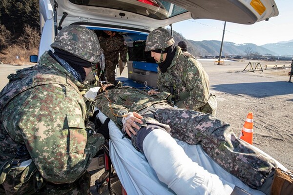   사단 의무대가 육군 최초로 이동전개형 의무시설을 운용하여 관통상 환자 응급처치 FTX 실시했다.